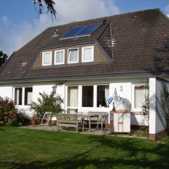 Gartenansicht mit sonniger Terrasse