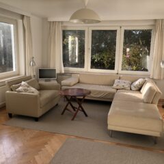 Innenansicht des sonnigen Wohnzimmers